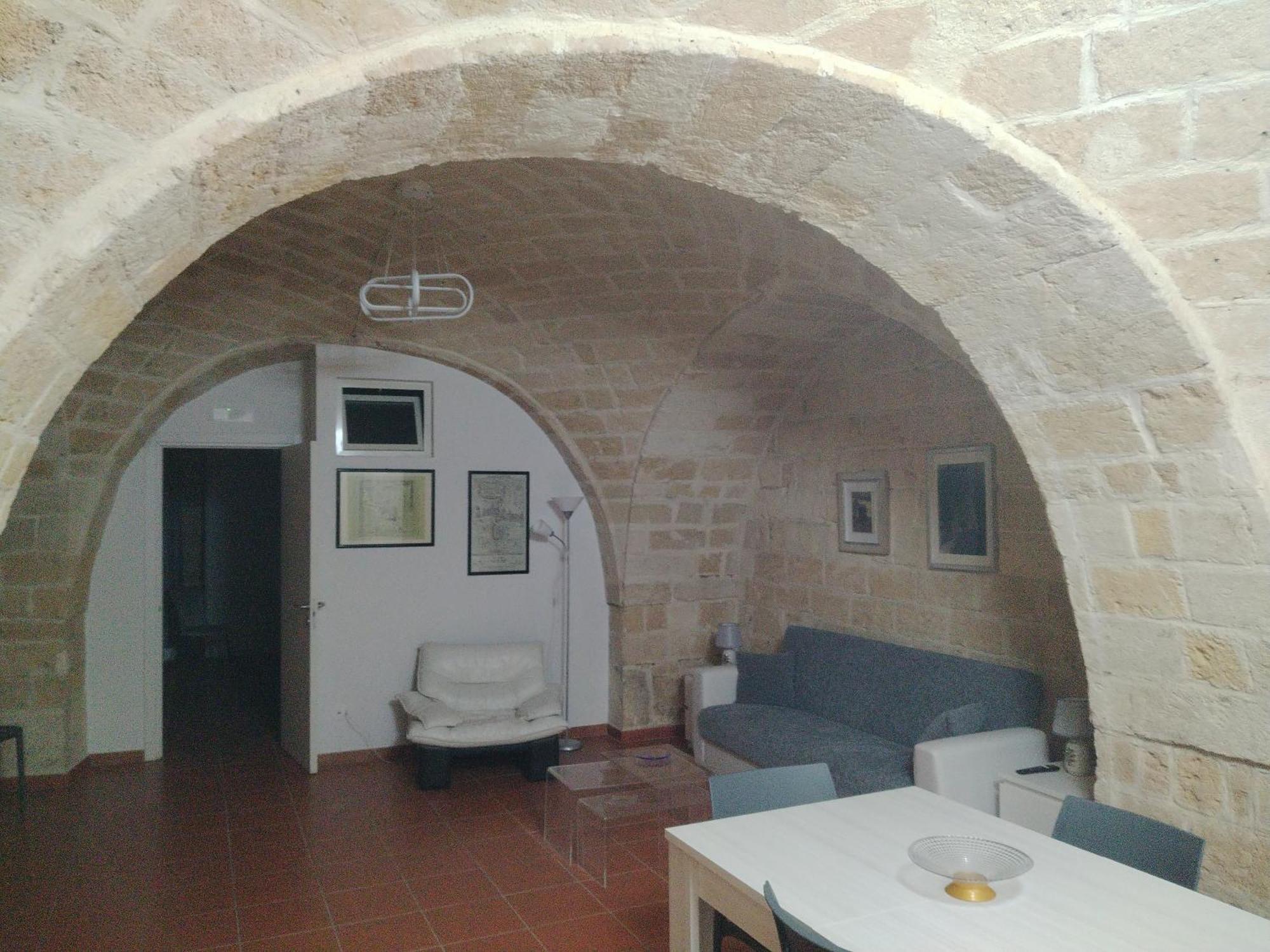 Casa Vacanza Nel Cuore Della Pietra Barletta Extérieur photo