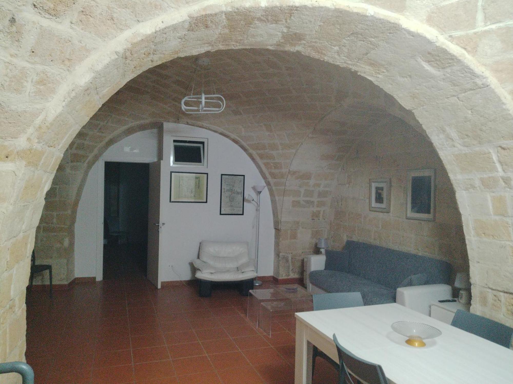 Casa Vacanza Nel Cuore Della Pietra Barletta Extérieur photo