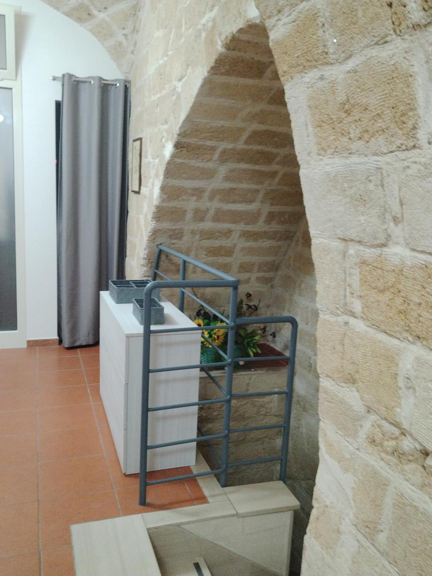 Casa Vacanza Nel Cuore Della Pietra Barletta Extérieur photo