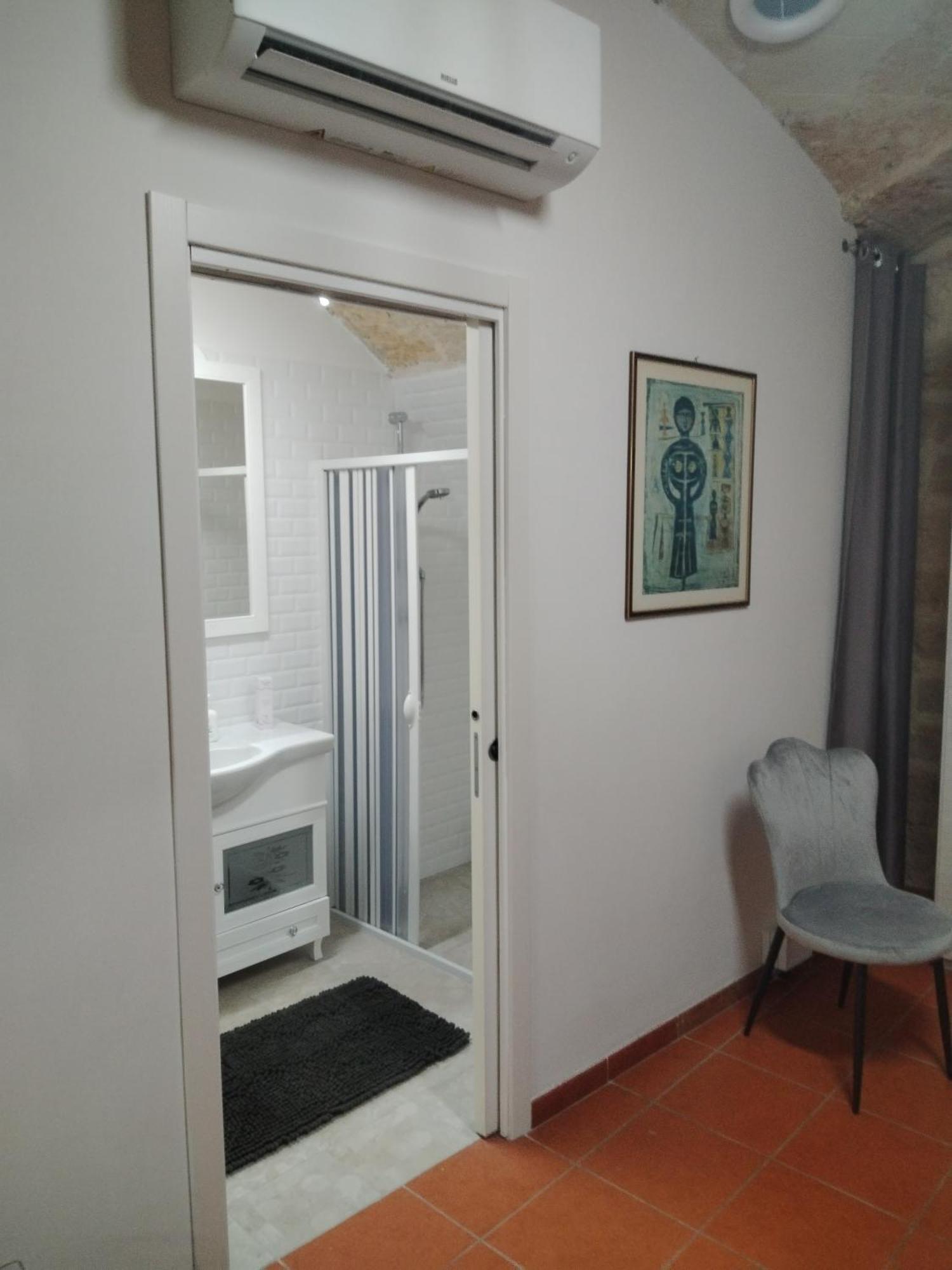 Casa Vacanza Nel Cuore Della Pietra Barletta Extérieur photo