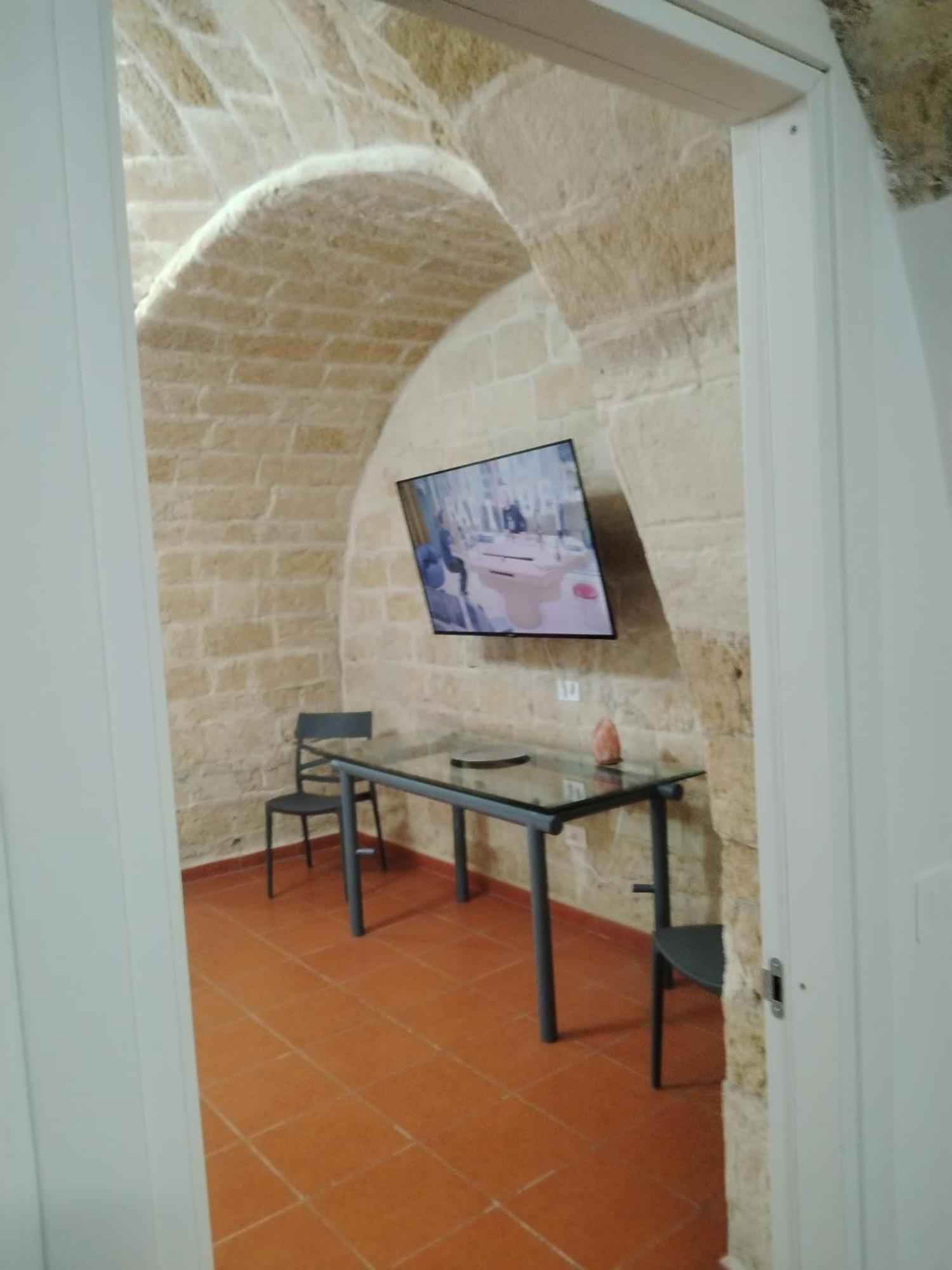 Casa Vacanza Nel Cuore Della Pietra Barletta Extérieur photo