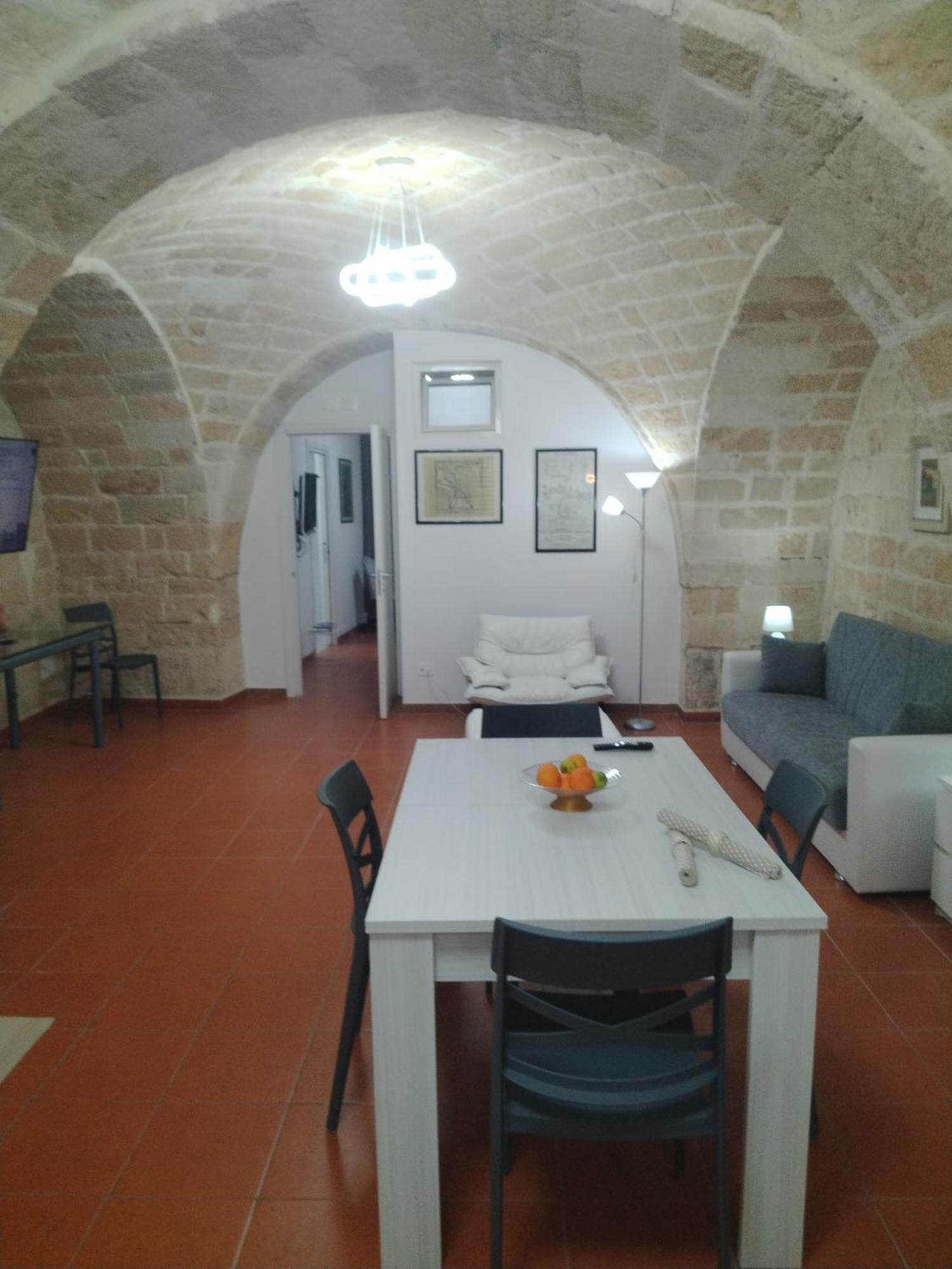 Casa Vacanza Nel Cuore Della Pietra Barletta Extérieur photo
