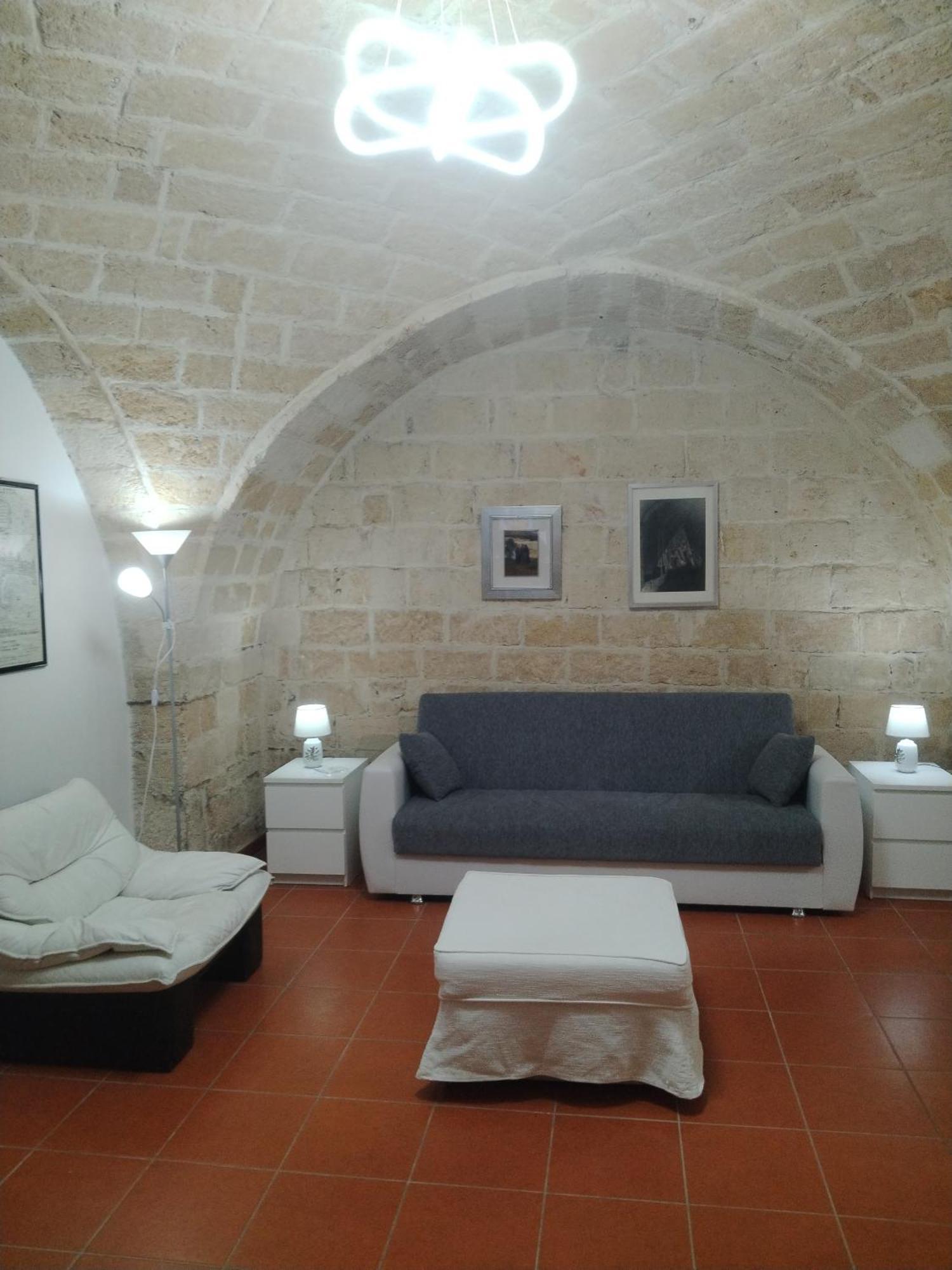 Casa Vacanza Nel Cuore Della Pietra Barletta Extérieur photo