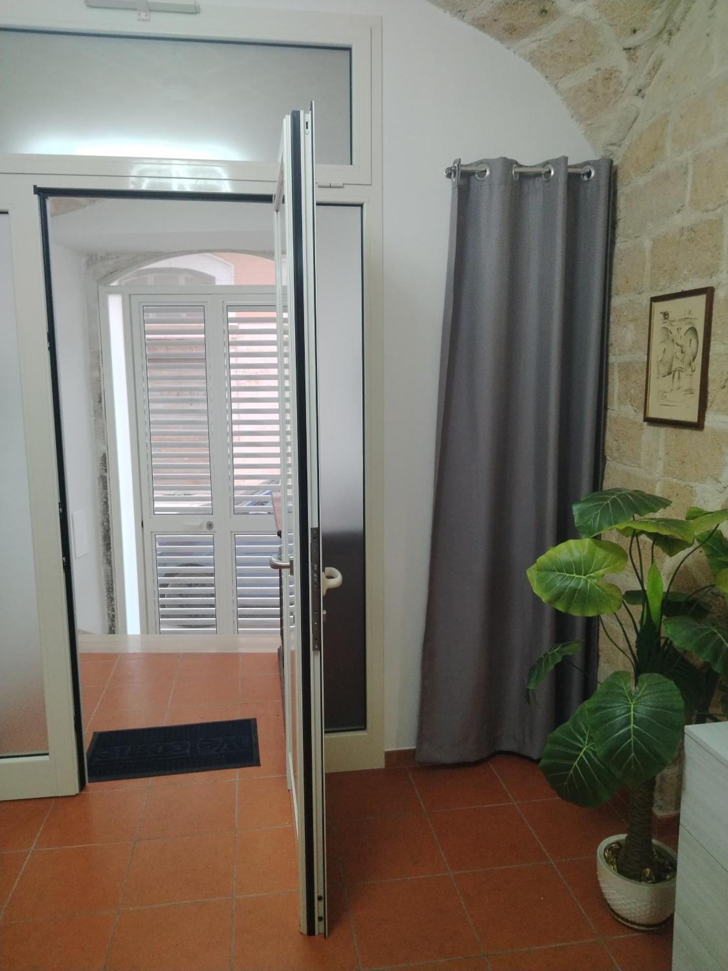 Casa Vacanza Nel Cuore Della Pietra Barletta Extérieur photo